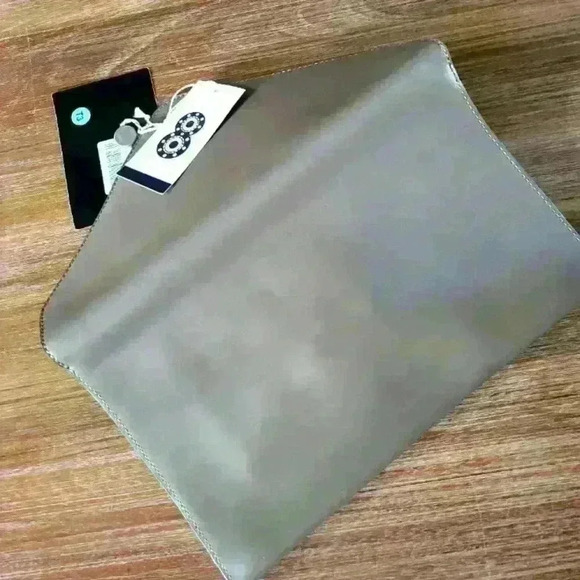 Italian Ultra Thin Leather Kisslock Close Nwts Clutch. - Picture 6 of 8